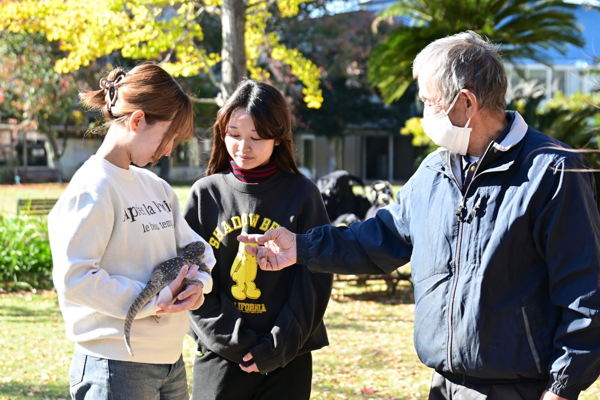 授業 「環境の指導法Ⅰ」（子ども専攻）で移動動物園をお迎えしました