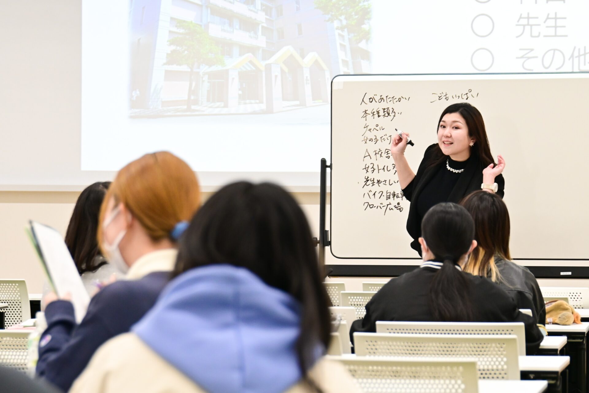授業「まつやま学」にゲストスピーカーとして南海放送ラジオの宇都宮郁美さんをお招きしました