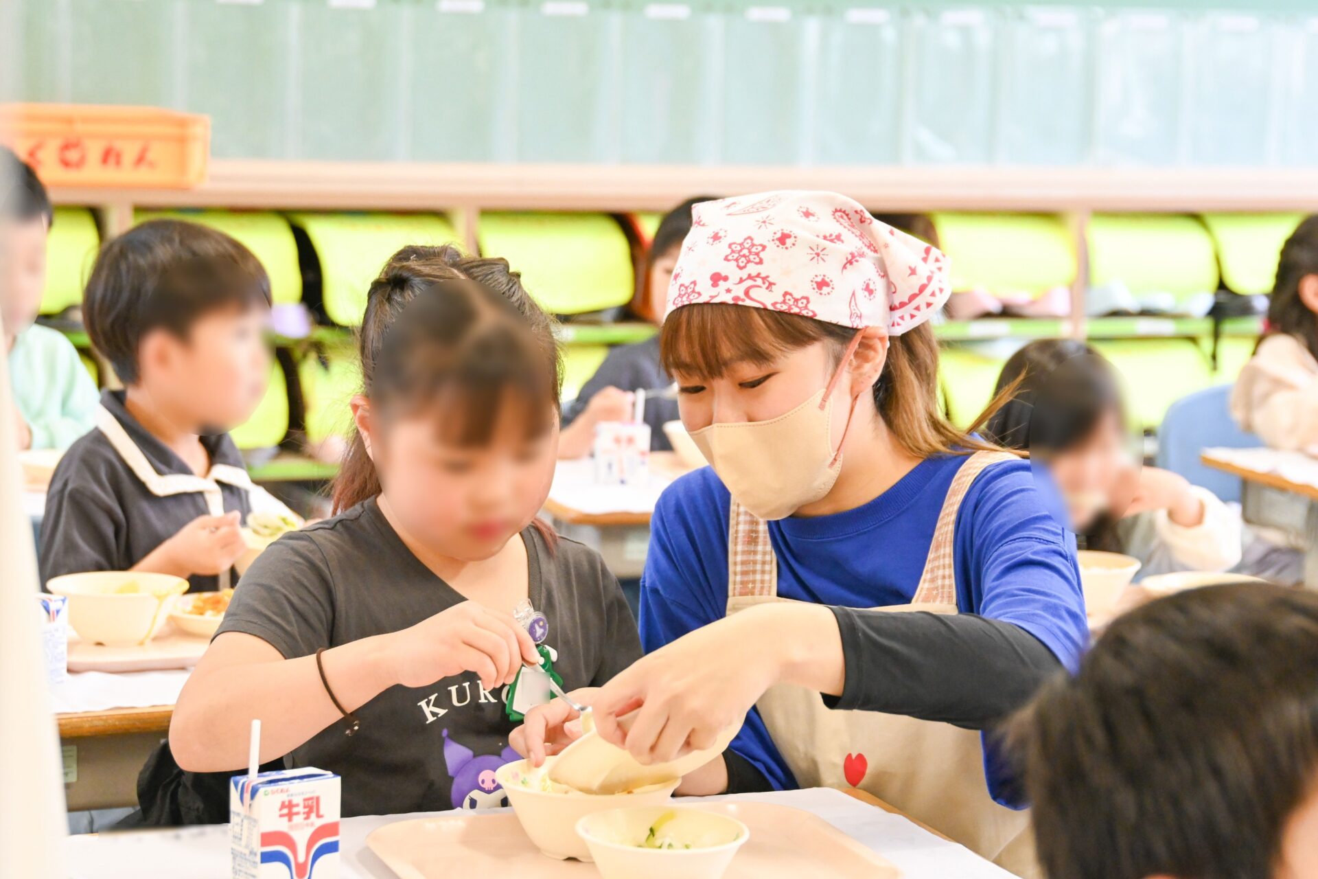 保育科の学生による小学1年生の給食サポート