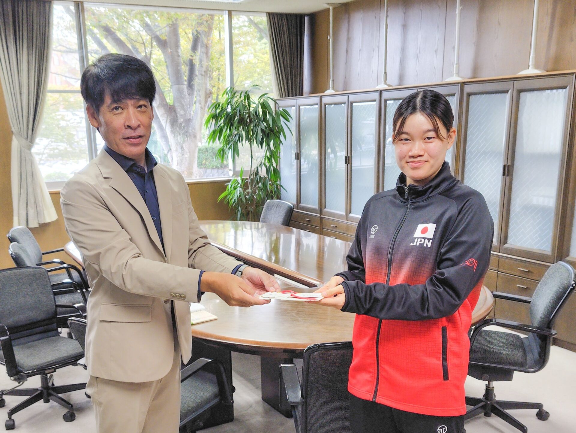 デフバレーボール日本代表に選出　栗林愛美さんへ後援会からの奨励金を贈呈