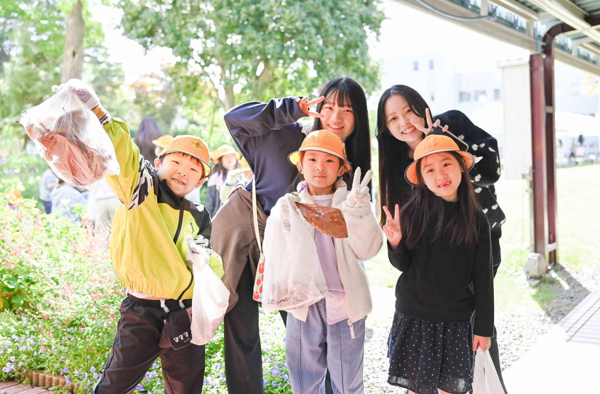 桑原小1年生と保育科学生が「秋を探し」　幼保小の連携を深める交流活動を実施