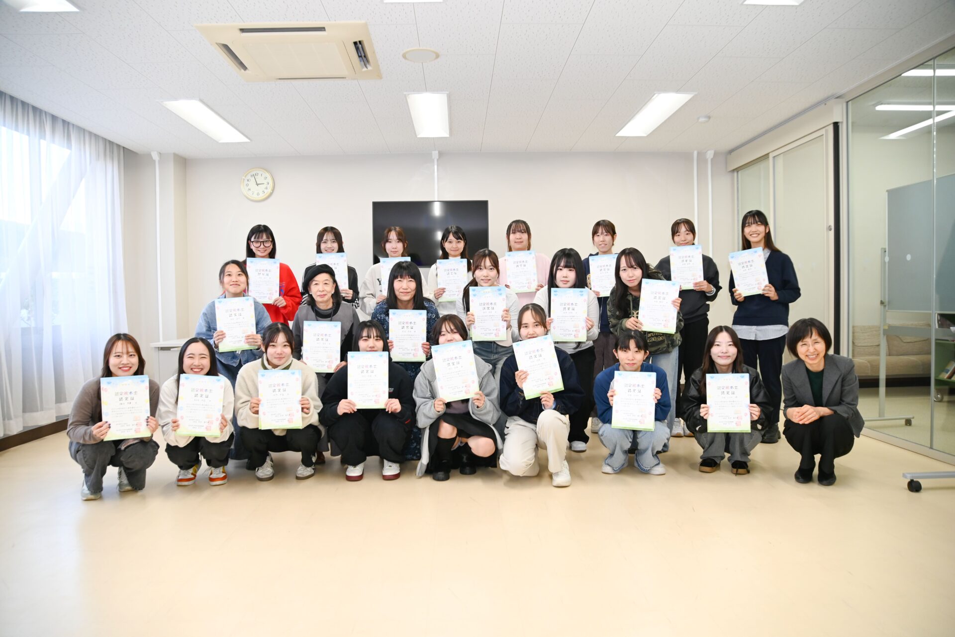 認定絵本士の認定証授与式を開催しました