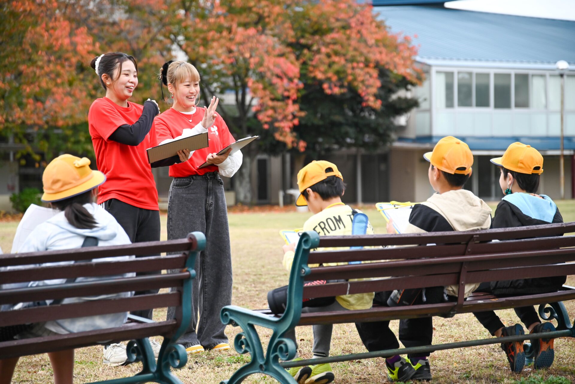 桑原小学校2年生が町探検で来学 保育科学生がキャンパスを案内
