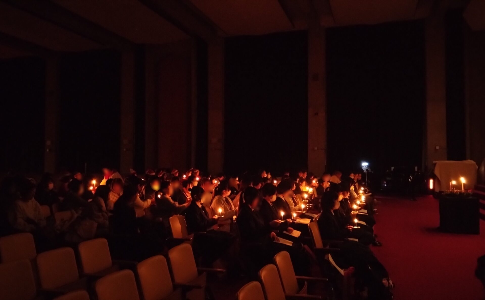 12月19日（金）に、本学チャペルにて「クリスマス・キャンドル・サービス」を行いました。