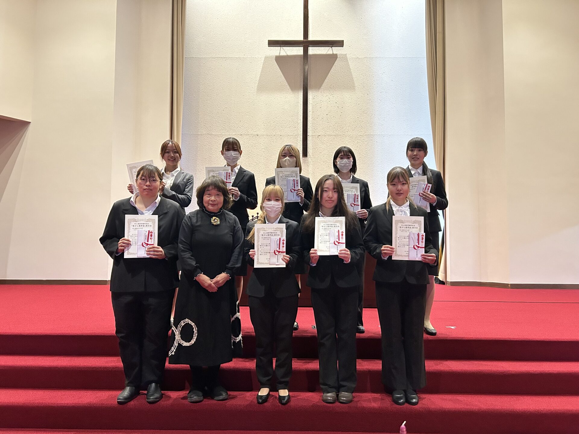 「松山東雲学園同窓会雪びら奨学金」授与式を行いました。