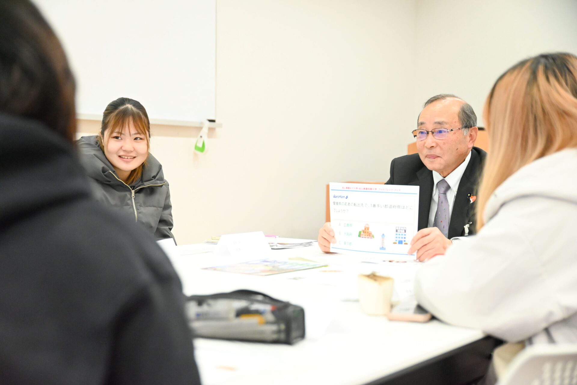 愛媛県議会議員と学生が「若者の未来」をテーマに意見交換