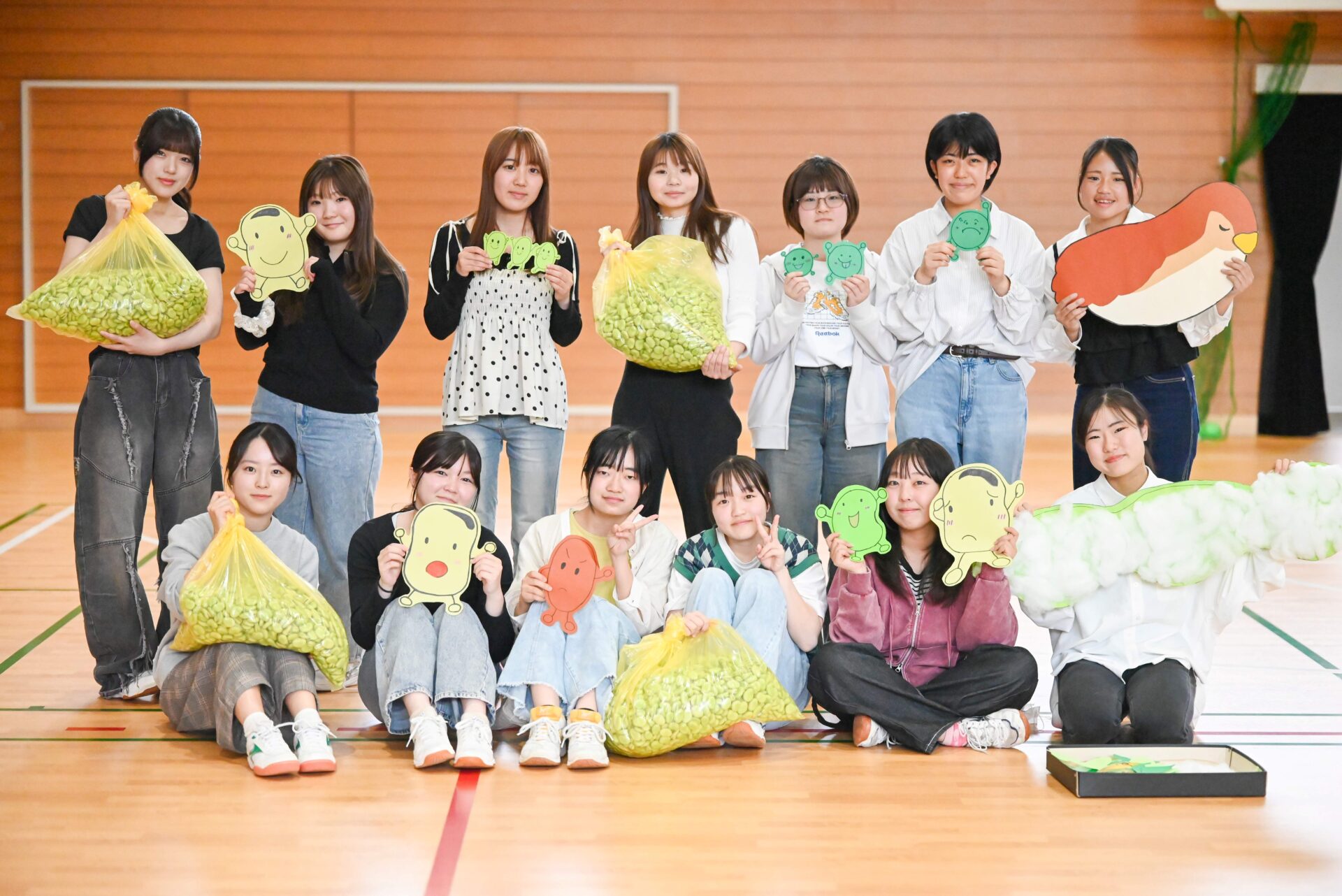 保育科 市河ゼミの学生が桑原小学校「ソラマメの皮むき体験」をサポートしました