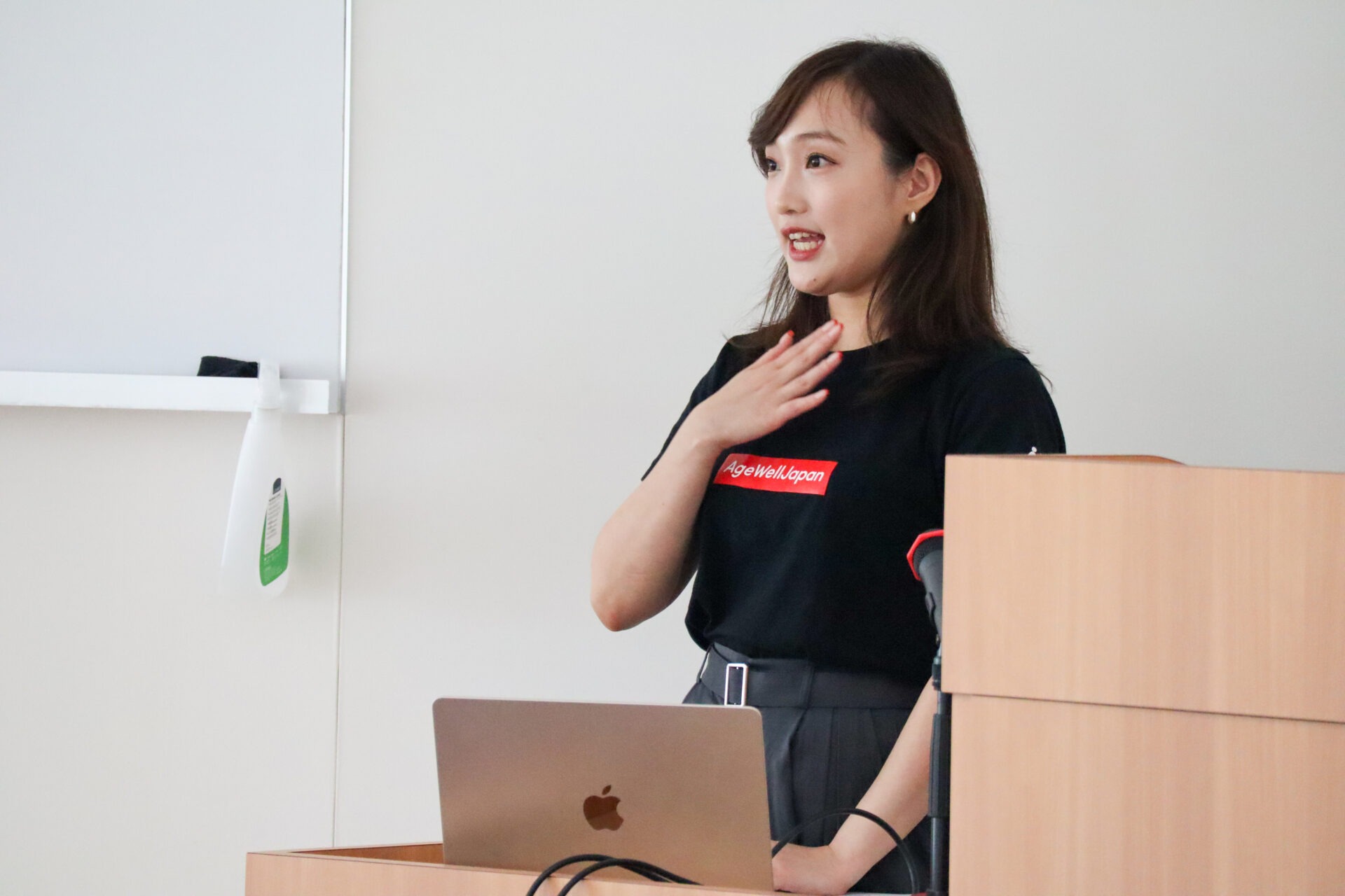 「インターンシップ研修」で株式会社Age Well Japan代表の赤木円香氏をゲストスピーカーに迎えました